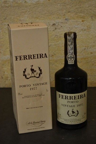 null 1 Blle : Porto FERREIRA Vintage 1977

Et. à peine tachée. Etui cadeau.
