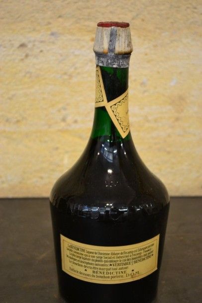 null 1 Mag : Liqueur BÉNÉDICTINE 

Col de la bouteille serti par une liguature au...