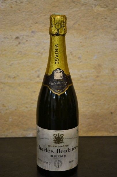 null 1 Blle : Champagne CHARLES HEIDSIECK Brut 1964

Et. un peu tachée. Coiffre impeccable.N...