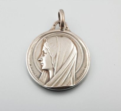 null MAZZONI - Augis Editeur

Médaille en argent de forme ronde figurant la

Vierge...