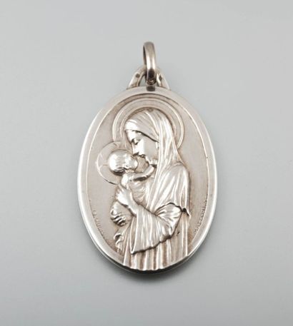 null MAZZONI - Augis Editeur

Médaille en argent de forme ovale figurant la

Vierge...