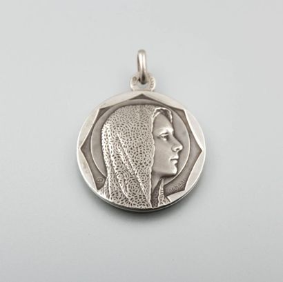 null Médaille en argent de forme ronde figurant

la Vierge Marie de profil. Signée...