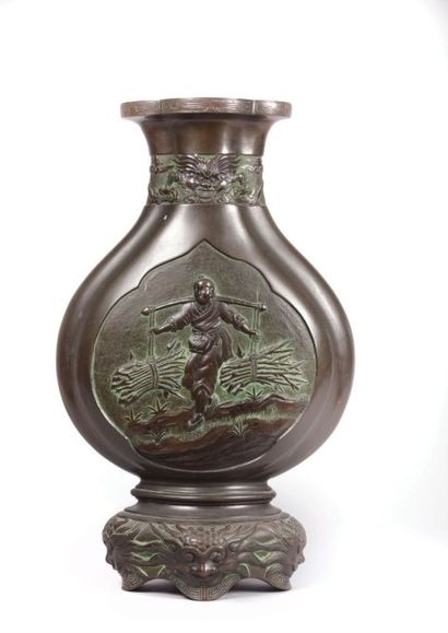 Vase en bronze à patine verte à panse

aplatie...