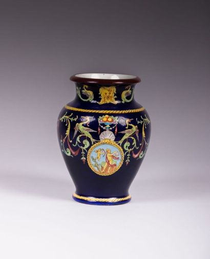 null Jules VIEILLARD- Bordeaux

Vase de forme balustre à décor émaillé de

médaillons...