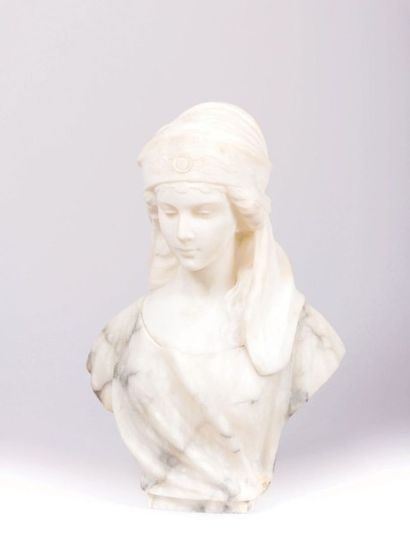 null PUGI (XIXème siècle)

Buste de jeune fille voilée

Marbre blanc et marbre veiné

Signé...
