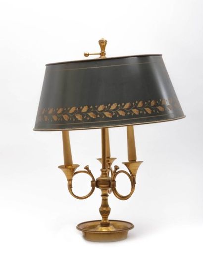 null Lampe bouillotte en bronze doré posant

sur une base circulaire ourlée d’une...