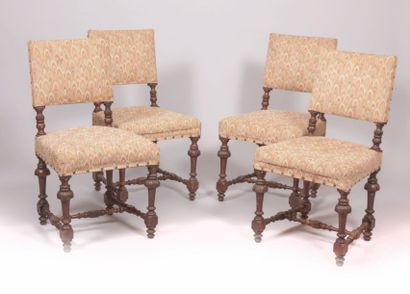 null Suite de quatre chaises en bois naturel

mouluré et sculpté, le dossier à bandeaux,...