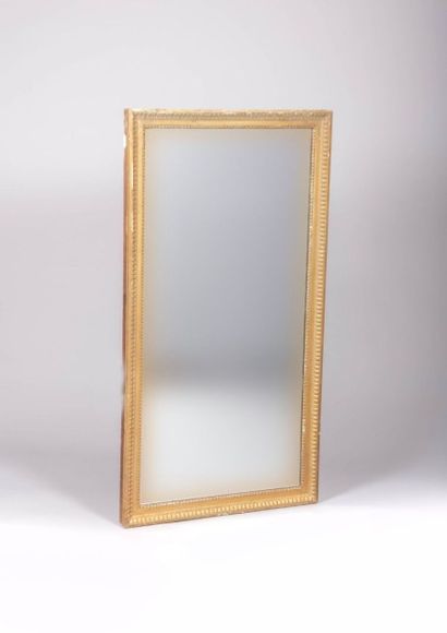 null Miroir de forme rectangulaire en stuc

et bois doré à décor d’une frise de godrons...