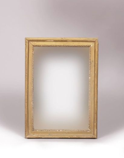 null Miroir de forme rectangulaire en bois et

stuc mouluré et doré à décor d’une...