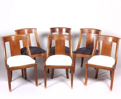 null Six chaises en bois naturel, le dossier

de forme gondole à large bandeau central,...