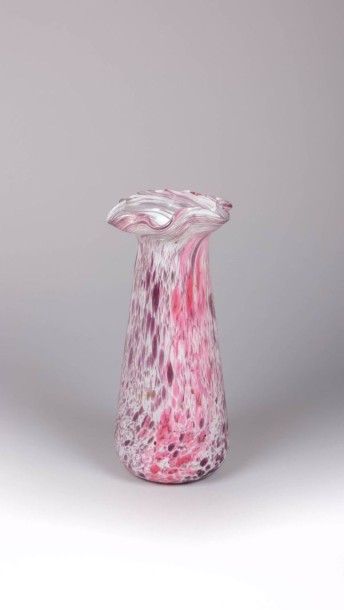 null Vase en verre marmoréen soufflé de

forme légèrement tronconique terminé par...