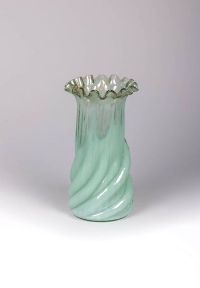 null Vase en verre vert soufflé à décor de

frises hélicoïdales terminées par une...