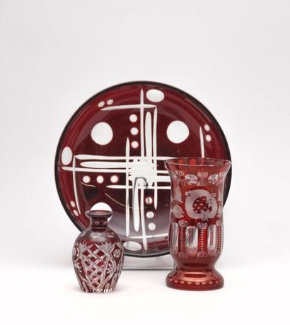 null BOHÈME

Vase en verre translucide et rouge à décor de

paysages et oiseaux dans...