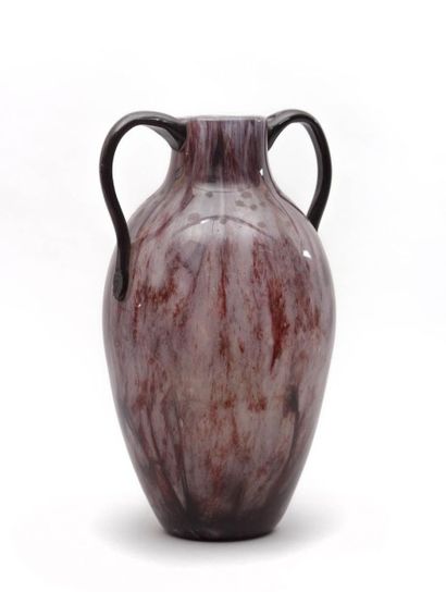 null DEGUE Manufacture de (1926-1939)

Vase amphore à deux anses en verre jaspé

dans...