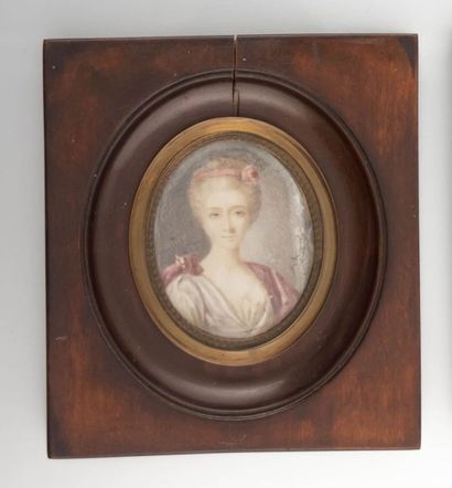 null AUBERT (XIXème siècle)

Elégante au bandeau rose

Miniature sur ivoire

Signée...