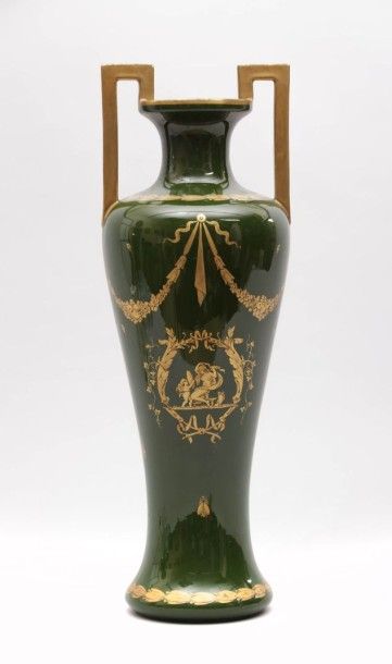 null Vase de forme balustre en porcelaine

verte à décor en rehauts d’or d’une femme

à...