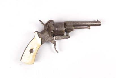 null Revolver à broche système Lefaucheux

gravé de feuillages - crosse os - détente...