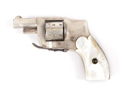 null Revolver de gousset Baby Hammerless

type US - Cal. 6 mm - détente repliable

plaquettes...