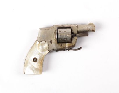 null Revolver de gousset Baby Hammerless

type US - Cal. 6 mm - détente repliable

plaquettes...