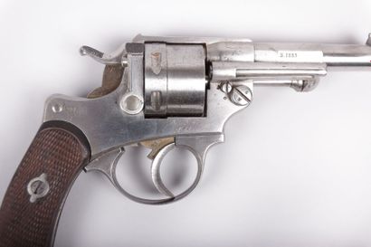 null Revolver réglementaire - Mle 1873

«MARINE» fabrication S 1885 - calotte

poinçonnée...