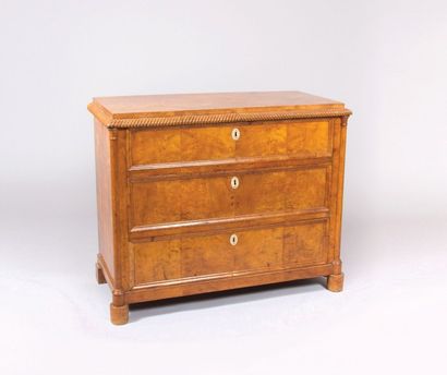 null Commode en placage de bois blond
ouvrant par trois tiroirs en façade encadrés
de...