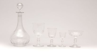 null Service de verres en cristal de plusieurs

modèles similaires comprenant douze...