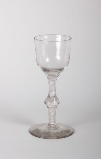 null Verre à la façon d’Angleterre, la jambe

renflée dans sa partie médiane à filigrane

blanc.

XVIIIème...