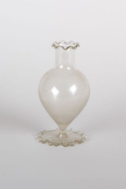 Vase en verre soufflé, la panse de forme

ovoïde,...