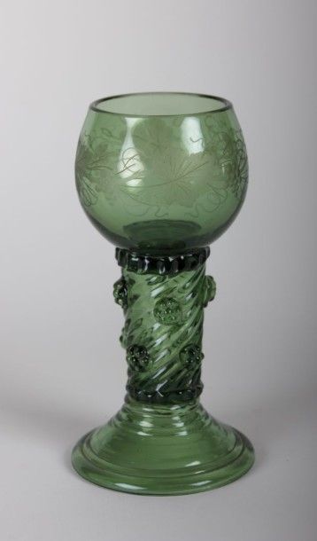 null Roemer en verre vert soufflé, la coupe à

décor de pampres de vigne gravées,...