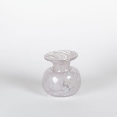 null Vase en verre soufflé et tacheté blanc de

forme balustre à col évasé.

Haut....