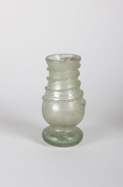 Vase en verre teinté vert irisé de forme

balustre,...