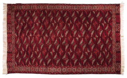 YOMOUD YOMOUD (Asie Centrale) fin du 19e siècle



Fond rouge sang de bœuf, décoré...