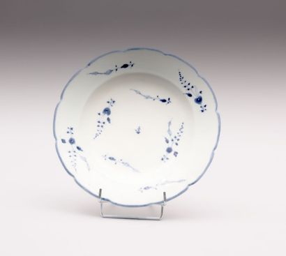 CHANTILLY CHANTILLY
Assiette en porcelaine blanche à décor de
jetées de fleurs bleues...