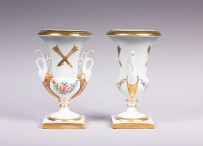 PARIS PARIS

Paire de vases Médicis en porcelaine, à décor

polychrome et rehauts...