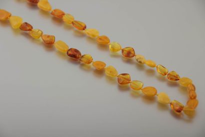 COLLIER Collier de perles d'ambre en pastille 

Long. : 80 cm env