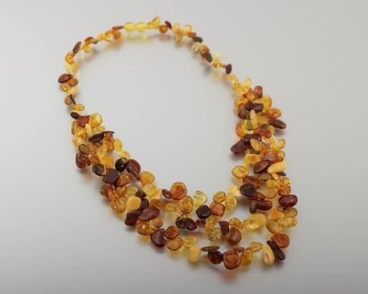 COLLIER Collier trois rangs de perles d'ambre de différentes couleurs.