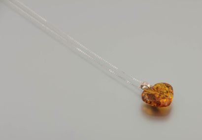 Pendentif Pendentif en ambre en forme de coeur soutenu par une chaînette en argent

Poids...