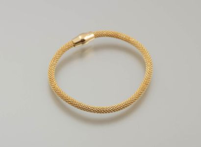 Bracelet Bracelet en tissu d'argent doré, le fermoir aimanté

Poids brut : 8 g