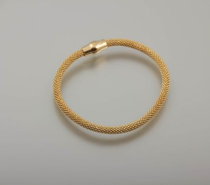 Bracelet Bracelet en tissu d'argent doré, le fermoir aimanté

Poids brut : 8 g