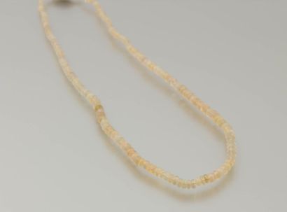 COLLIER Collier de perles d'opale en chute, le fermoir en argent

Poids brut : 14...