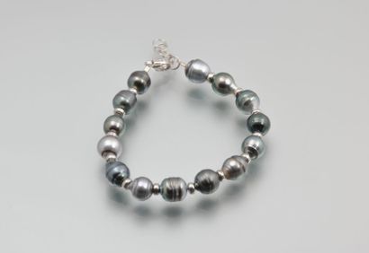 Bracelet Bracelet de perles de Tahiti, viroles et
fermoir en argent.
Long. : 16,5...
