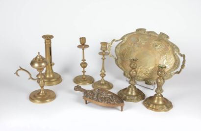 null Lot de bronzes et laitons composé d'une paire de bougeoirs de style Louis XV,...