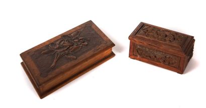 null Deux boites en bois sculpté l'une à décor en bas relief de dragons, tortue et...