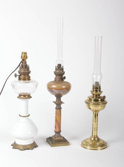 null Lot composé de trois lampes à pétrole en porcelaine, métal doré, verre et marbre

(manque...