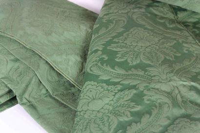 null Paire de rideaux et un dessus de lit en tissu damasé vert

Dim. dessus de lit...