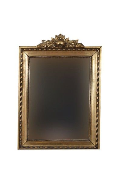 null Miroir de forme rectangulaire en bois doré, le fronton à décor d'une rose dans...