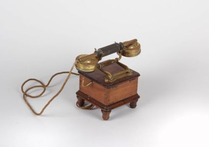 null Téléphone posant sur un socle en bois, marqué Société Nouvelle des Téléphonies,...