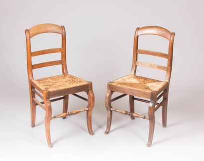 null Paire de chaises en bois naturel, le dossier à bandeau et l'assise paillée,...
