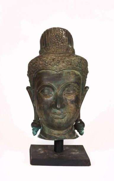 null Tête de bouddha en bronze à patine verte

Siam, fin XIXème siècle

Haut. : 39...