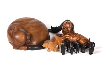 null Lot en bois comprenant deux chats dont un endormi, un chien, sept éléphants...